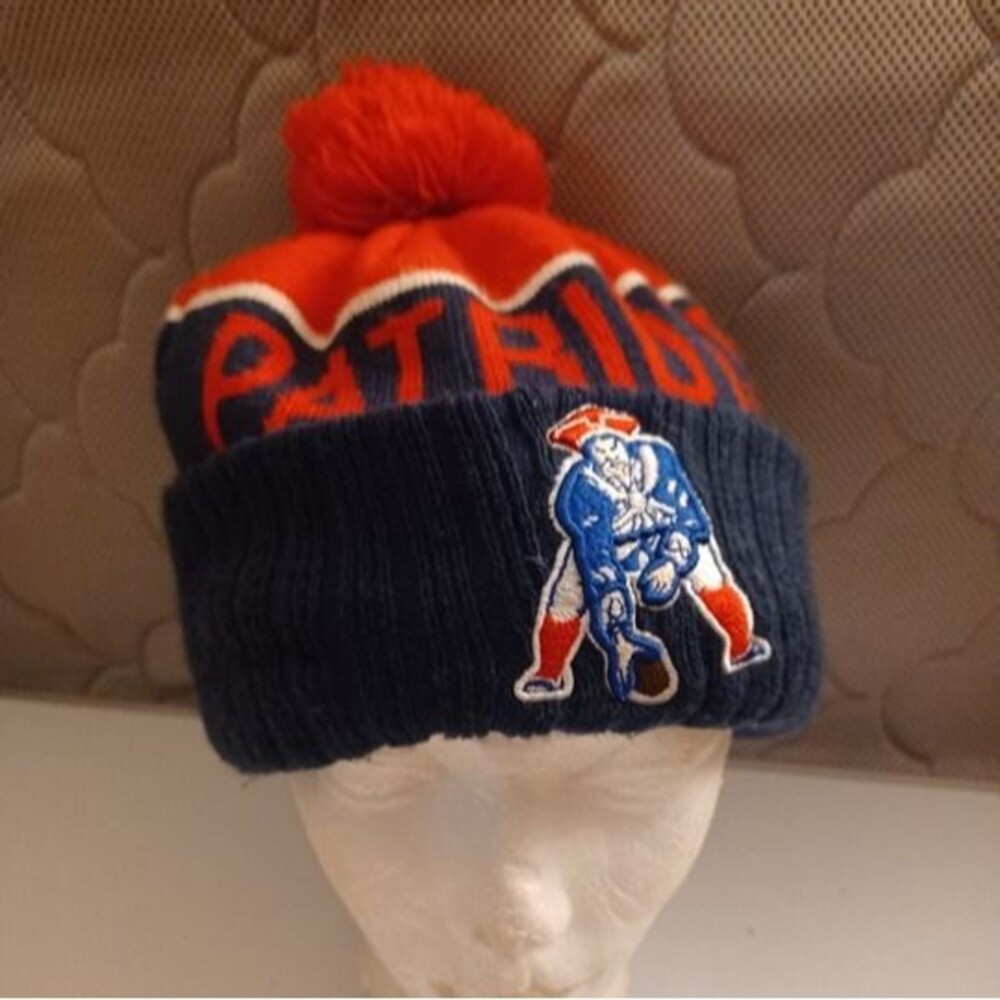 New England Patriots Winter Knit Hat Beanie Insulated PomPom Retro Logo New Era